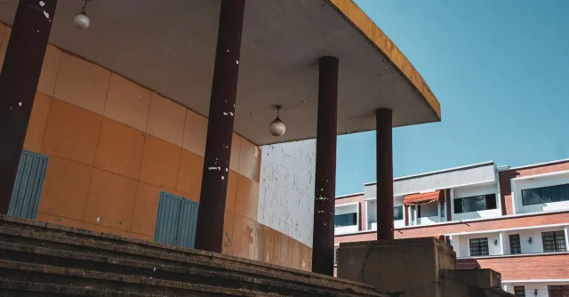 Urban modernist architecture featuring pillars and steps in Mérida, Venezuela.