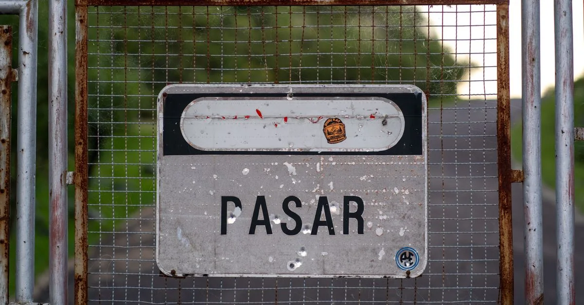 Weathered no entry sign on a rusty gate in Córdoba, Argentina, conveying restriction.