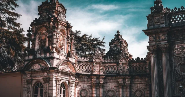 Stunning view of the ornate facade of the historic Dolmabahçe Palace in Istanbul, Turkey.