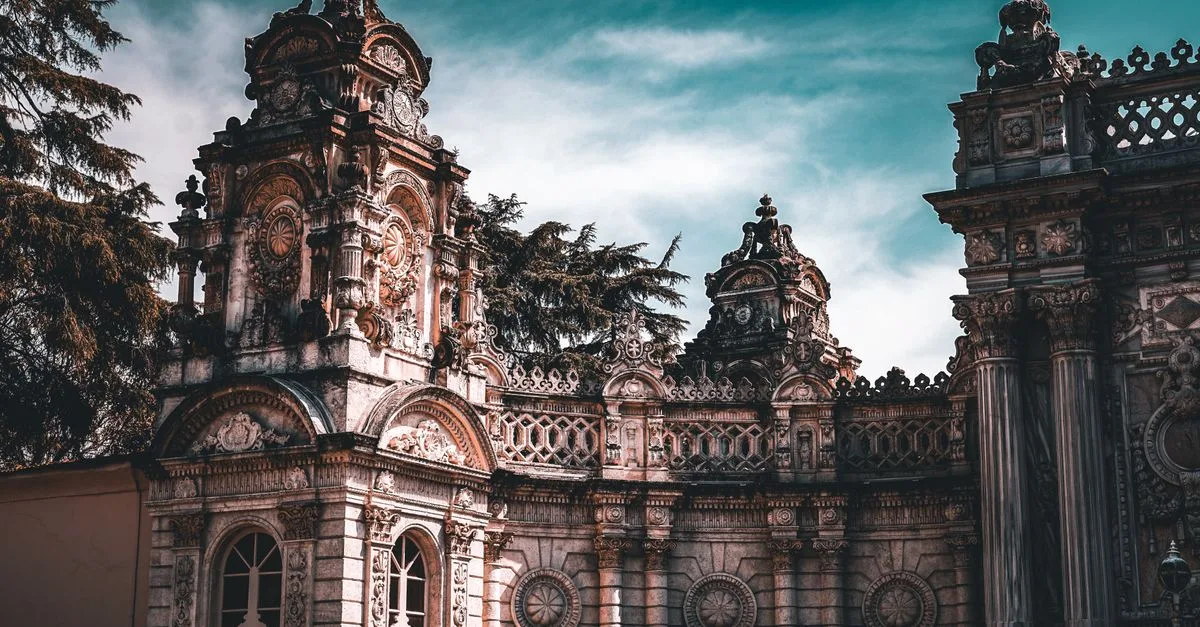 Stunning view of the ornate facade of the historic Dolmabahçe Palace in Istanbul, Turkey.