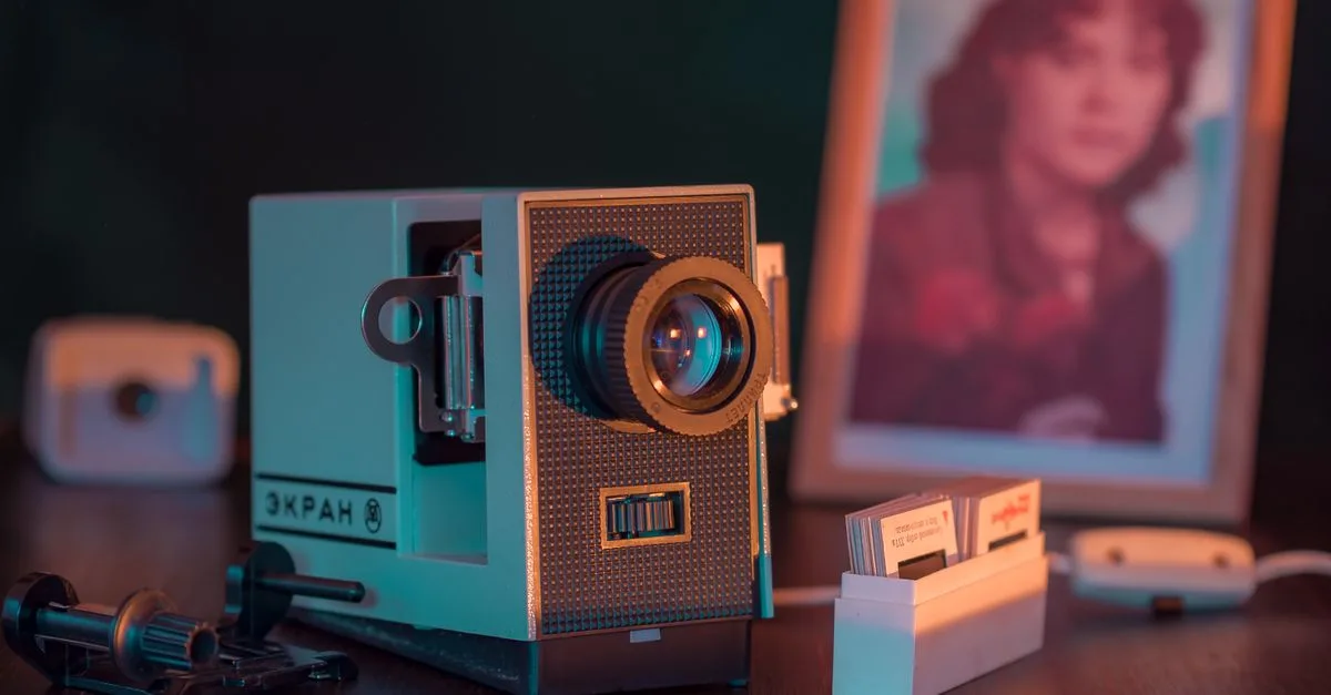 A nostalgic close-up of a vintage slide projector setup with a photo frame, evoking retro vibes.