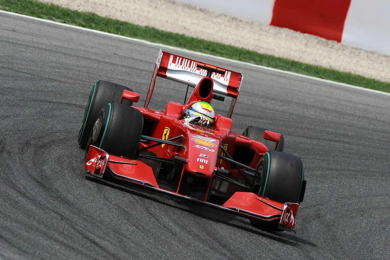 Ein Formel-1-Rennwagen während eines Rennens auf einer modernen Rennstrecke.