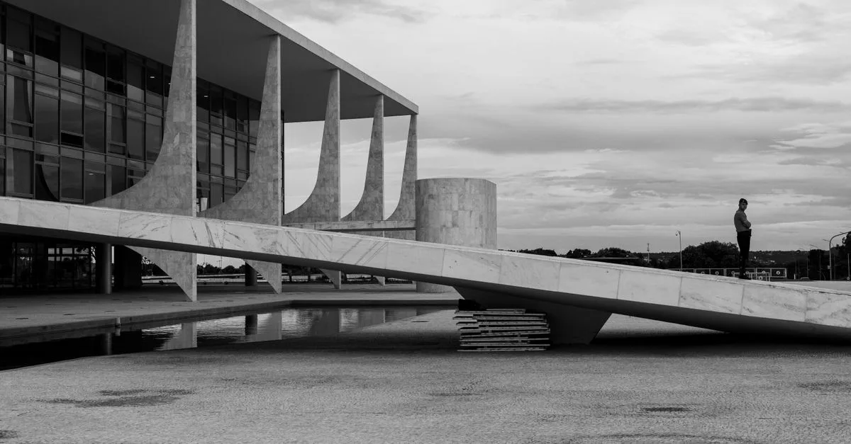 Black and white photo of Palacio do Planalto, Brazil's iconic government building.