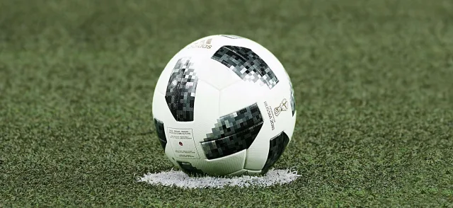 En fotbollsplan på en arena under matchkväll.
