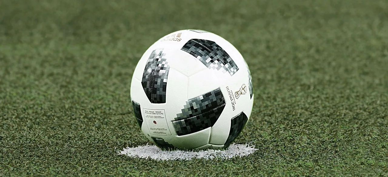 En fotbollsplan på en arena under matchkväll.