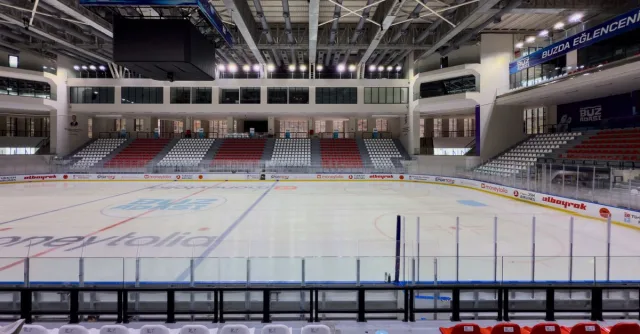 A spacious, indoor ice rink in İstanbul, Türkiye, ideal for sports events.