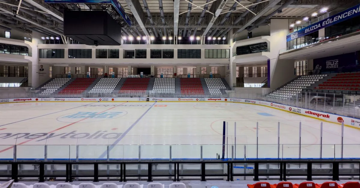 A spacious, indoor ice rink in İstanbul, Türkiye, ideal for sports events.