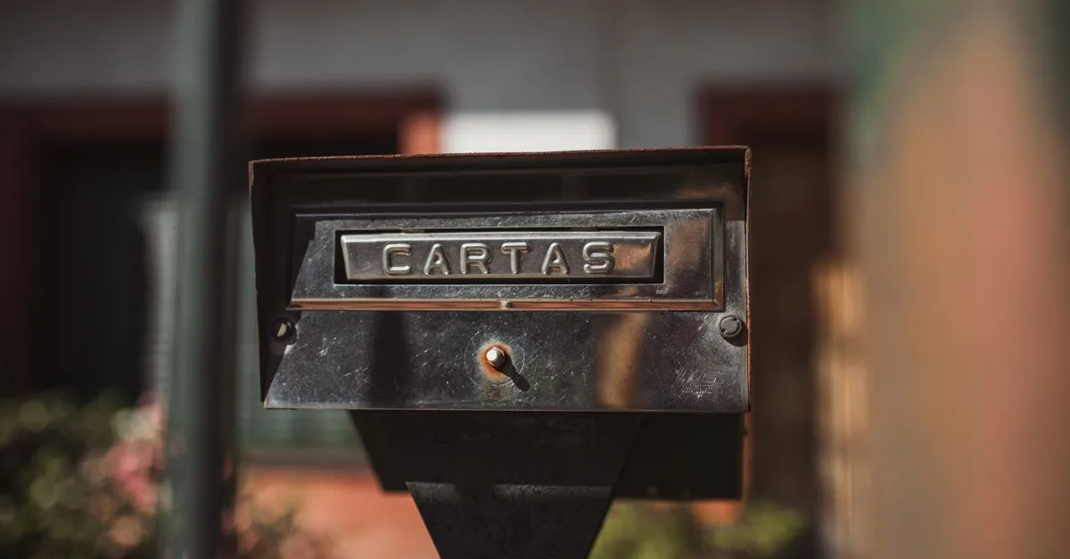 Close-up of an outdoor mailbox with 'Cartas' label in a sunny setting.