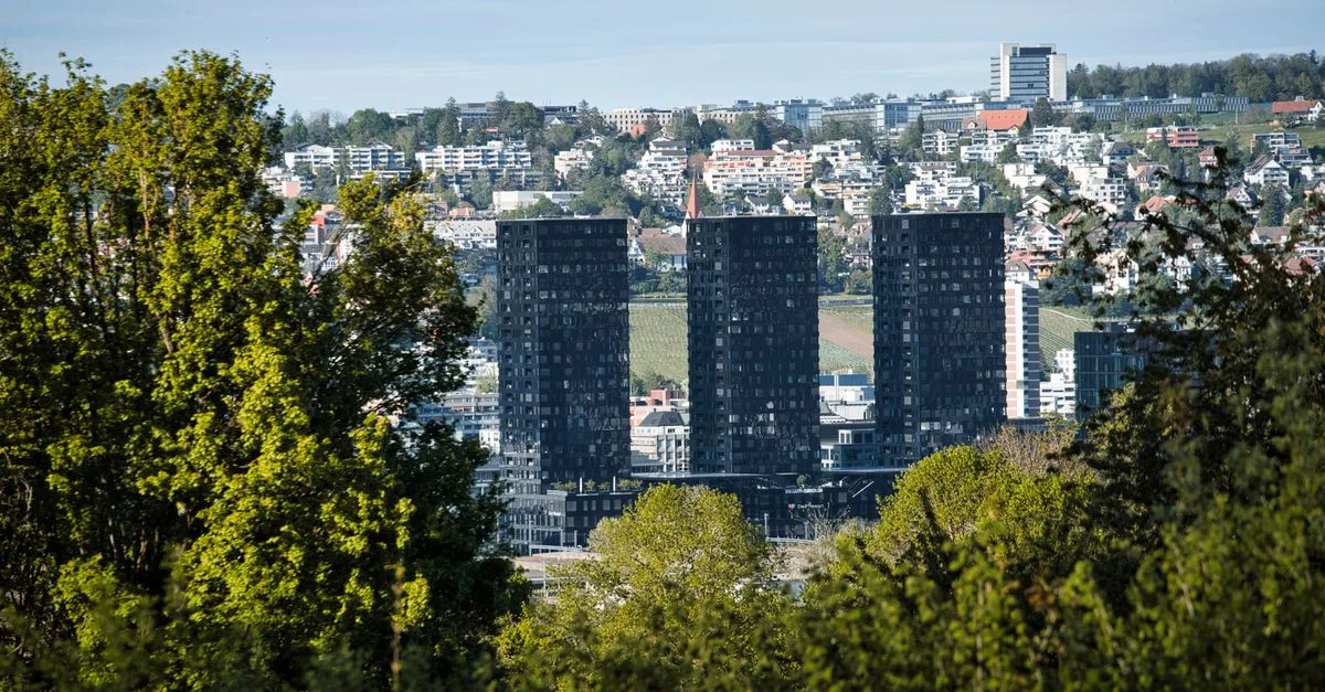 Panoramic view of Stuttgart's architecture, featuring modern skyscrapers among lush greenery.